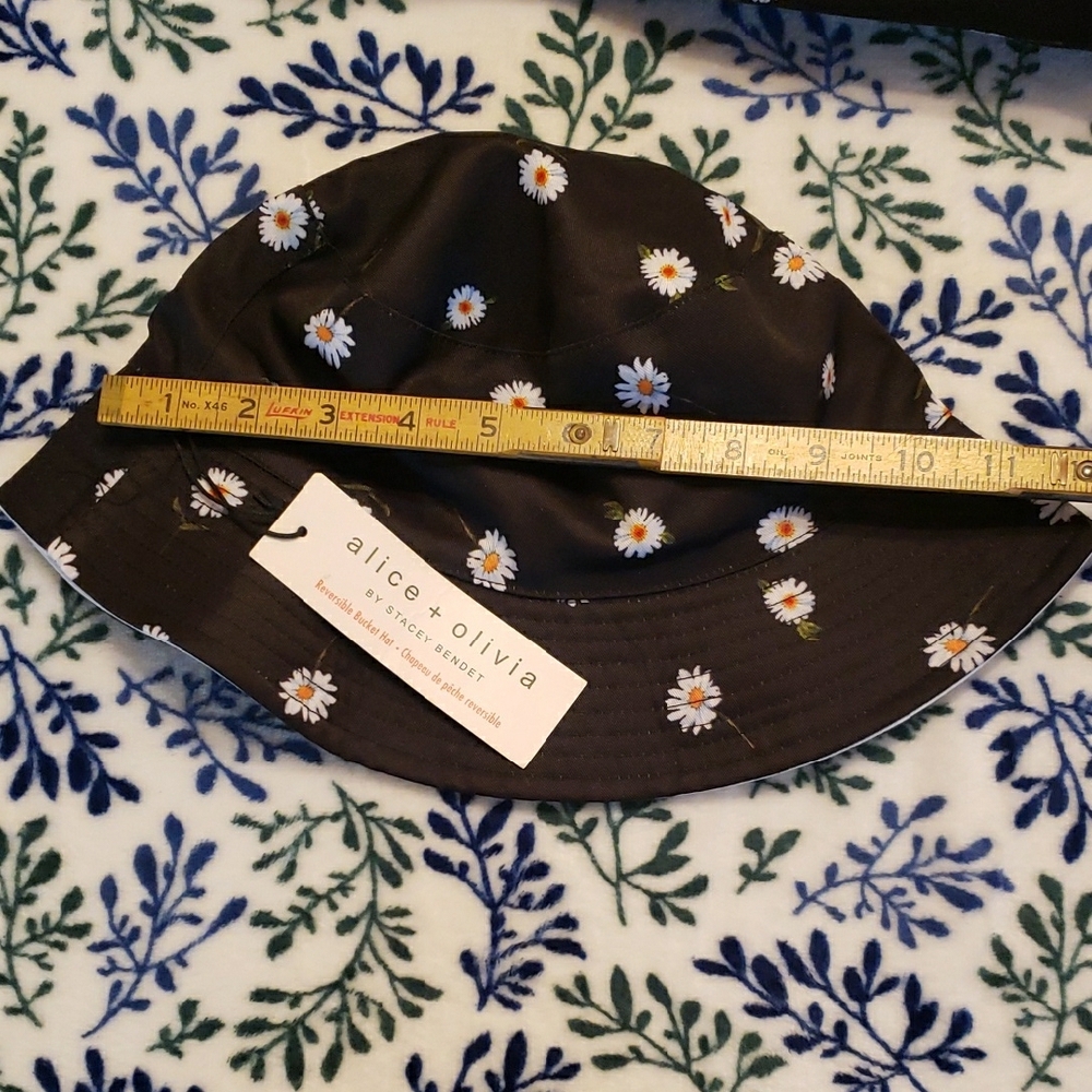 Alice + Olivia Black Floral Duffle Bag and Bucket Hat Set - Picture 8 of 13